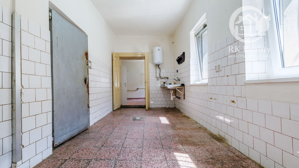 Na predaj budova na podnikanie v centre Moldavy