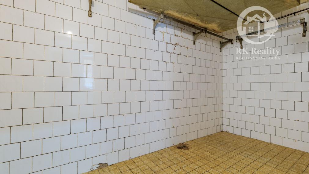 Na predaj budova na podnikanie v centre Moldavy