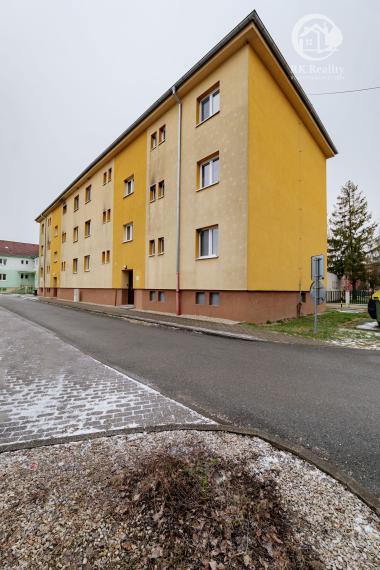 Na predaj kompletne zariadený 2-izbový byt | Moldava n/B