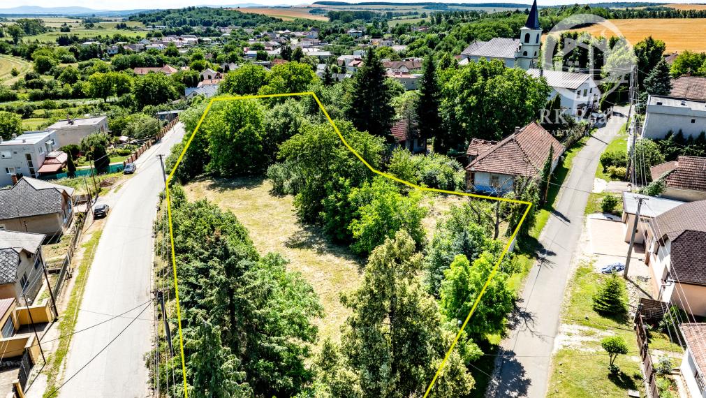 Slnečný pozemok s rozlohou 3646 m2 v centre obce Janík
