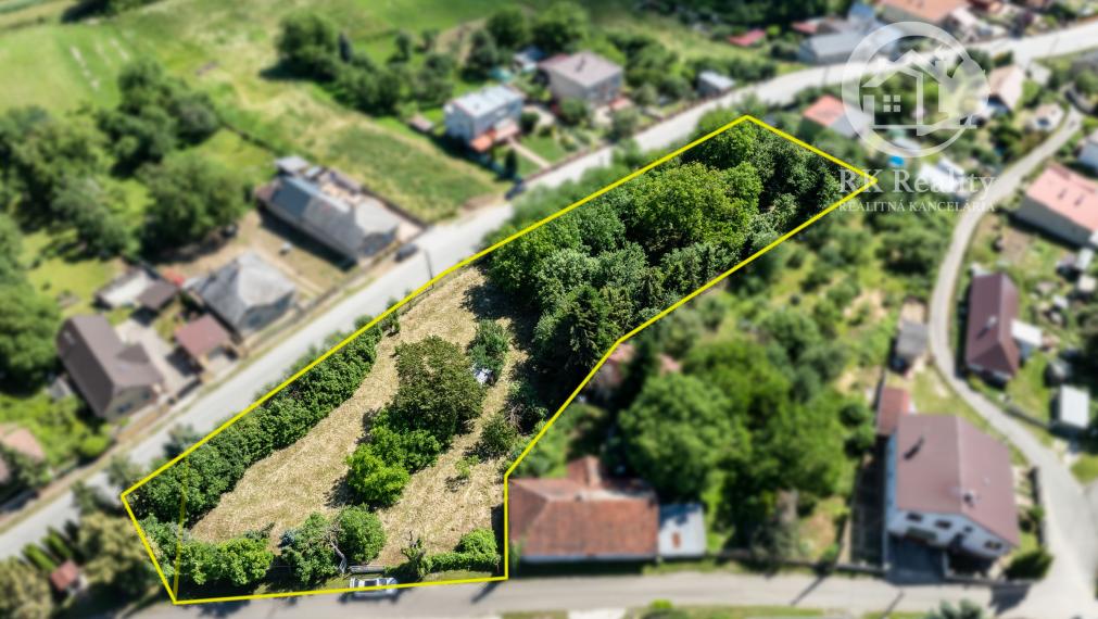 Slnečný pozemok s rozlohou 3646 m2 v centre obce Janík
