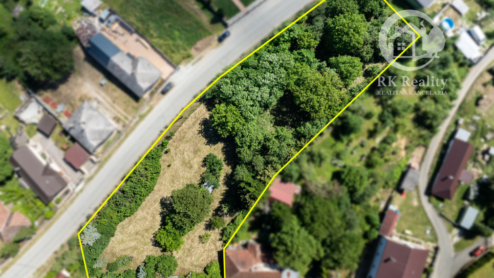 Slnečný pozemok s rozlohou 3646 m2 v centre obce Janík
