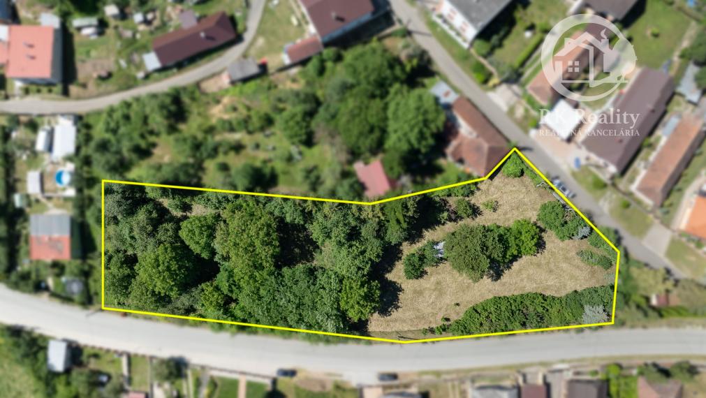 Slnečný pozemok s rozlohou 3646 m2 v centre obce Janík