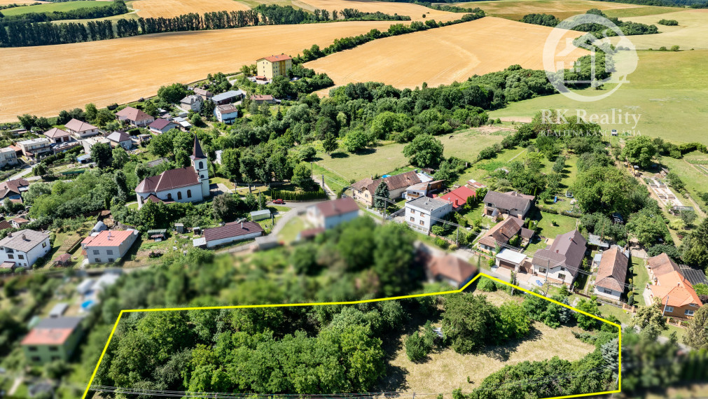 Slnečný pozemok s rozlohou 3646 m2 v centre obce Janík