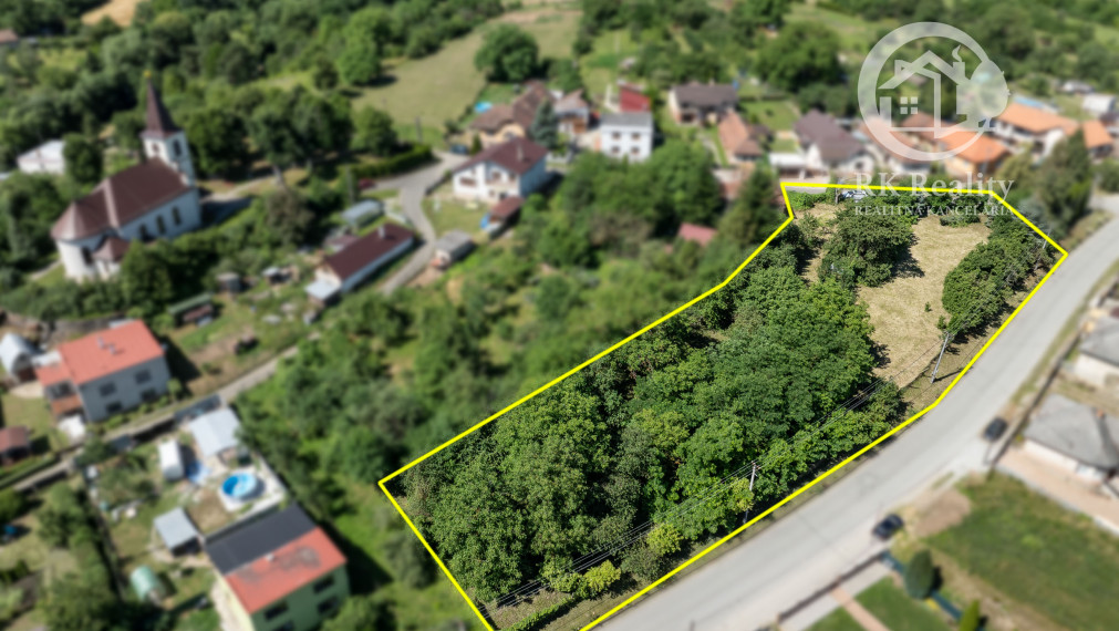 Slnečný pozemok s rozlohou 3646 m2 v centre obce Janík