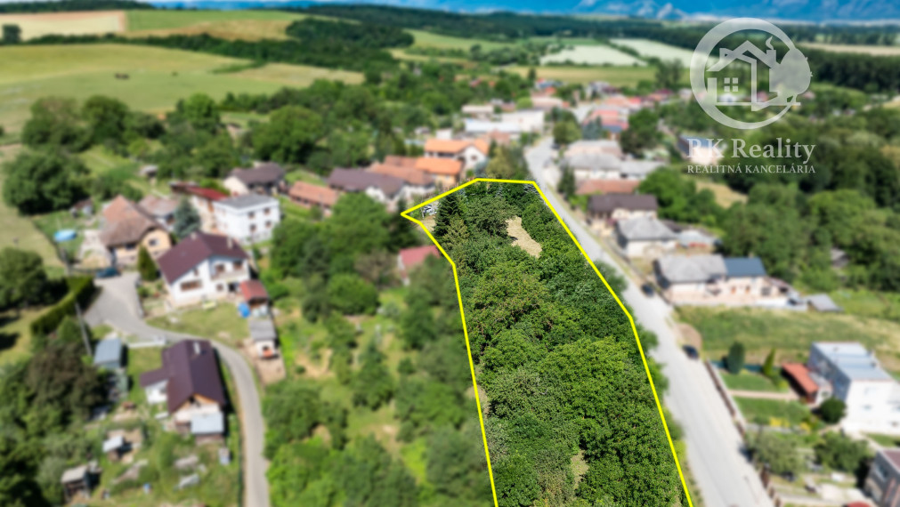 Slnečný pozemok s rozlohou 3646 m2 v centre obce Janík