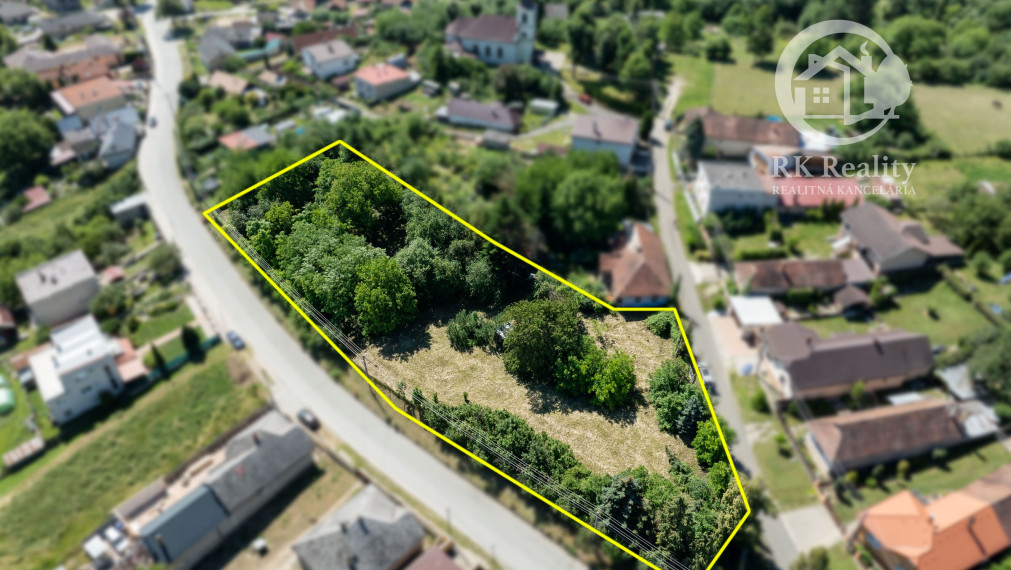 Slnečný pozemok s rozlohou 3646 m2 v centre obce Janík