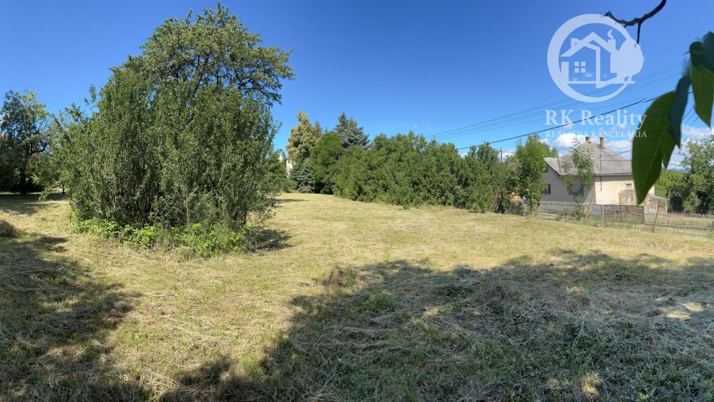 Slnečný pozemok s rozlohou 3646 m2 v centre obce Janík