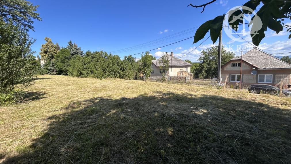 Slnečný pozemok s rozlohou 3646 m2 v centre obce Janík