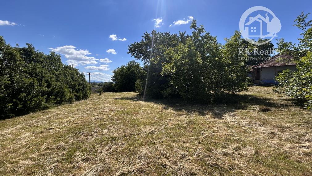 Slnečný pozemok s rozlohou 3646 m2 v centre obce Janík