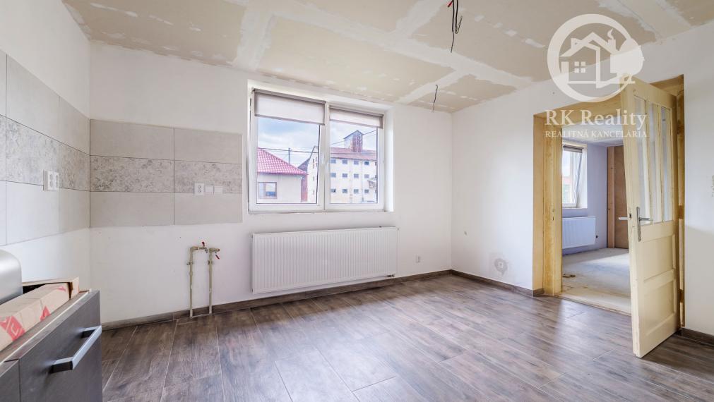 Dom po rozsiahlej rekonštrukcii na pozemku 1553 m2 | Janík