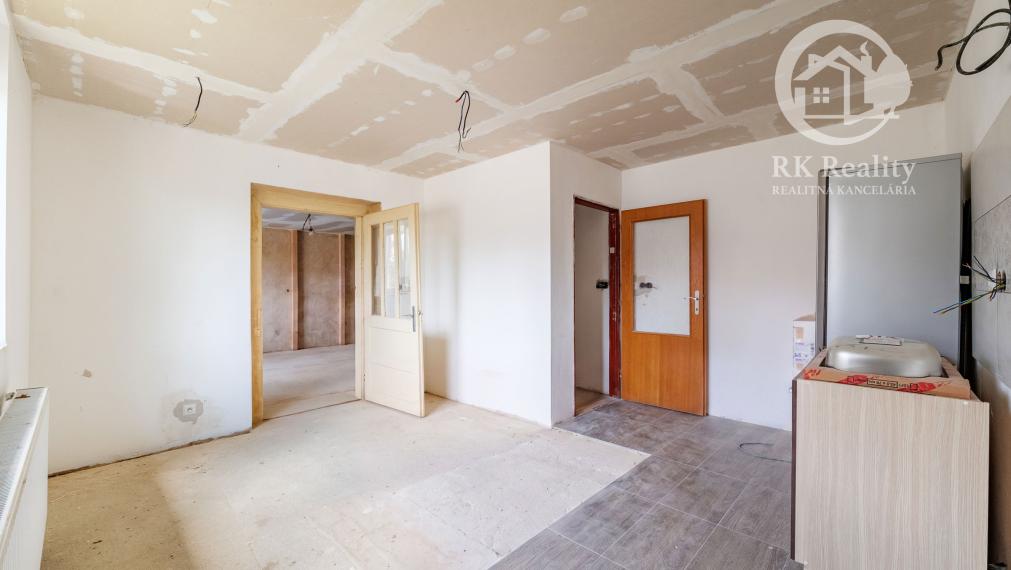 Dom po rozsiahlej rekonštrukcii na pozemku 1553 m2 | Janík