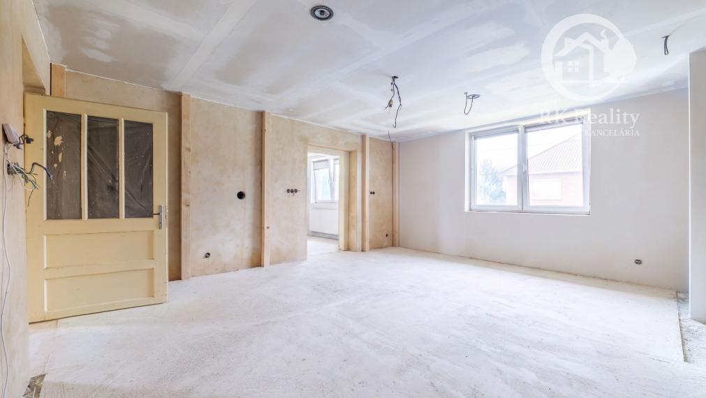 Dom po rozsiahlej rekonštrukcii na pozemku 1553 m2 | Janík