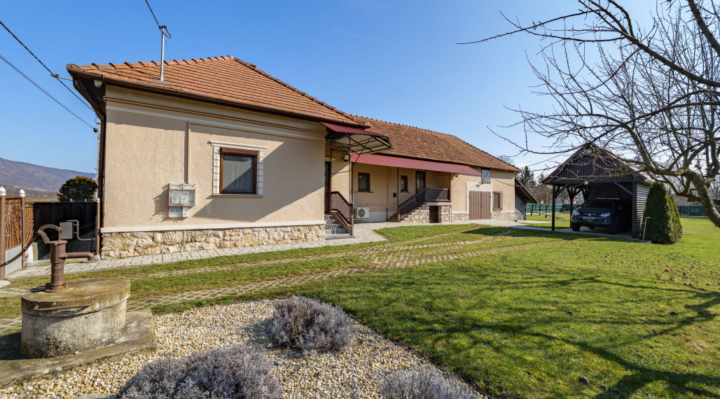 Kompletne zrekonštruovaný dom na pozemku 2000m2 | Komjáti