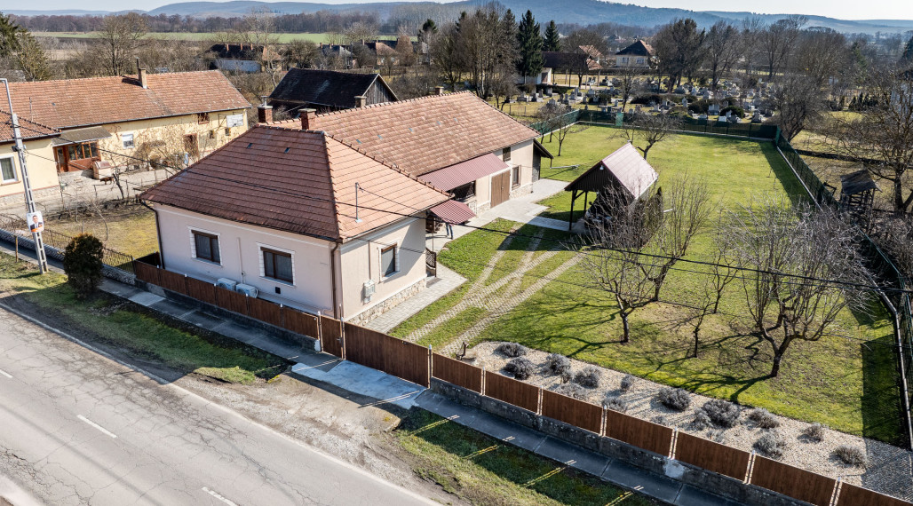 Kompletne zrekonštruovaný dom na pozemku 2000m2 | Komjáti