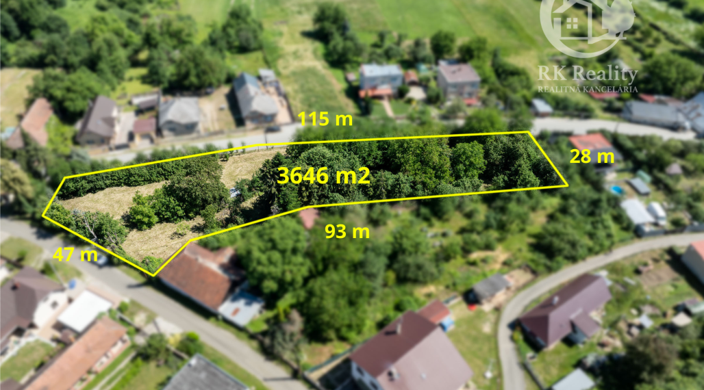 Slnečný pozemok s rozlohou 3646 m2 v centre obce Janík