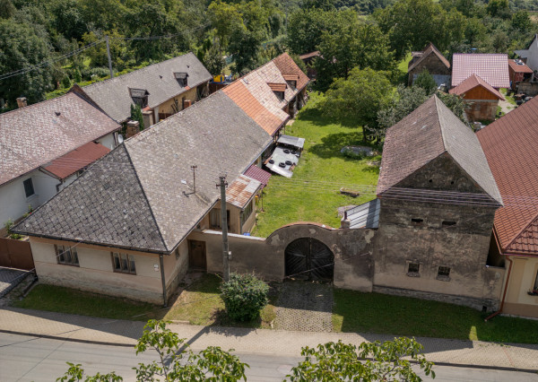 7 izb. rod. dom so 40a záhradou a stavebným materiálom