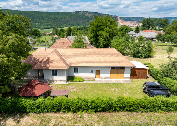 Na predaj rodinný dom s veľkým pozemkom | Hídvégardó