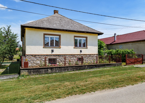 Tehlový rodinný dom s pozemkom 3000 m2 | Hidvégardó