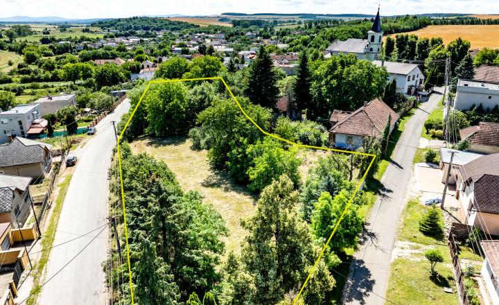 Slnečný pozemok s rozlohou 3646 m2 v centre obce Janík - fotografia 1