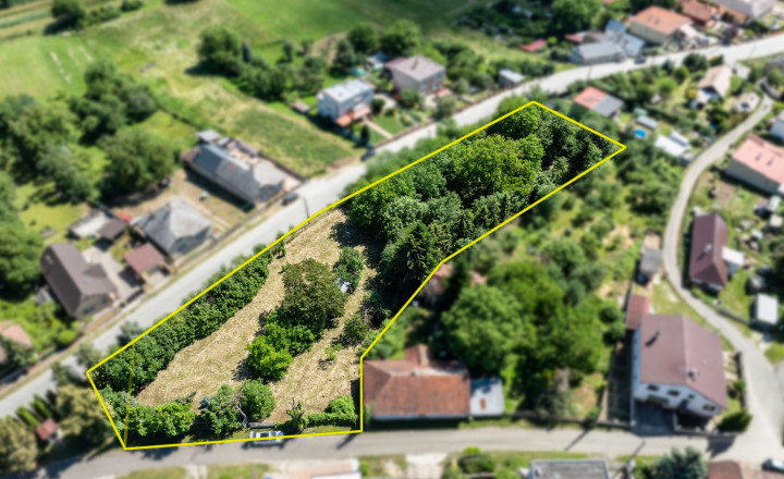 Slnečný pozemok s rozlohou 3646 m2 v centre obce Janík - fotografia 6