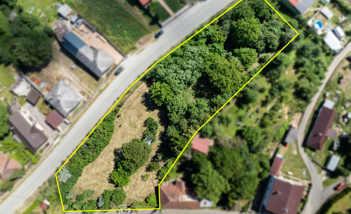 Slnečný pozemok s rozlohou 3646 m2 v centre obce Janík - fotografia 7