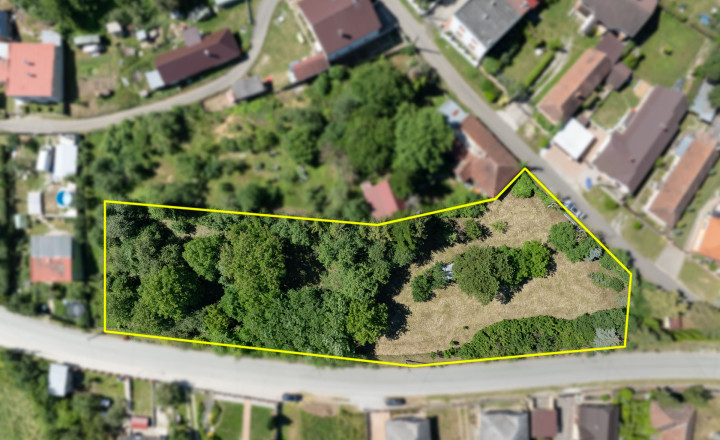 Slnečný pozemok s rozlohou 3646 m2 v centre obce Janík - fotografia 8