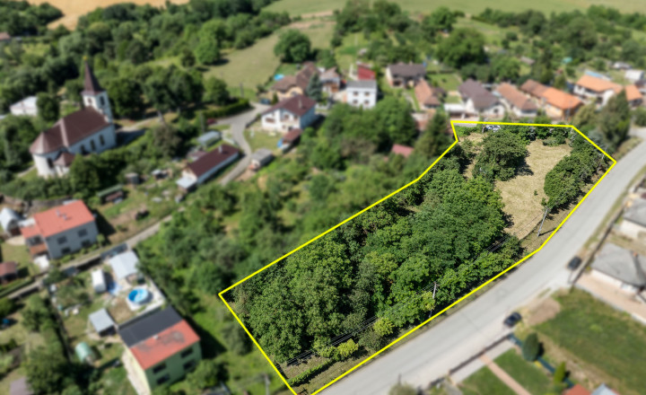 Slnečný pozemok s rozlohou 3646 m2 v centre obce Janík - fotografia 9