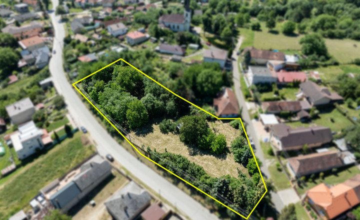 Slnečný pozemok s rozlohou 3646 m2 v centre obce Janík - fotografia 12