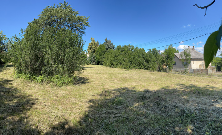 Slnečný pozemok s rozlohou 3646 m2 v centre obce Janík - fotografia 3