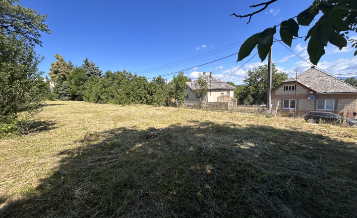 Slnečný pozemok s rozlohou 3646 m2 v centre obce Janík - fotografia 4
