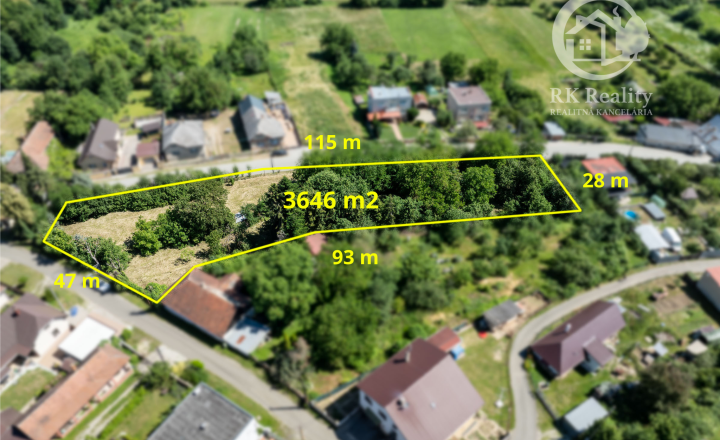 Slnečný pozemok s rozlohou 3646 m2 v centre obce Janík